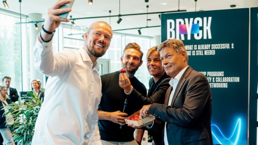 Robert Habeck, Mona Neubaur and vGreens founders Dr. Maximilian Hartmann and Claas Ahrens tasting vGreens strawberries at BRYCKS event.